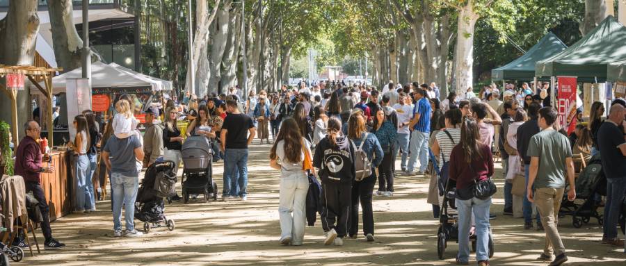 Imagen de los camps elisis de Lleida con gente paseando durante el devaia