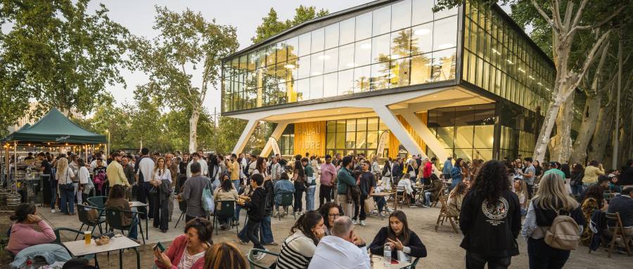 imagen de mucha gente visitando el palau de vidre de Lleida con el market del devaia town