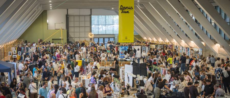 imagen del palau de vidre de Lleida con cartel de devaia town y mucha gente visitando el market